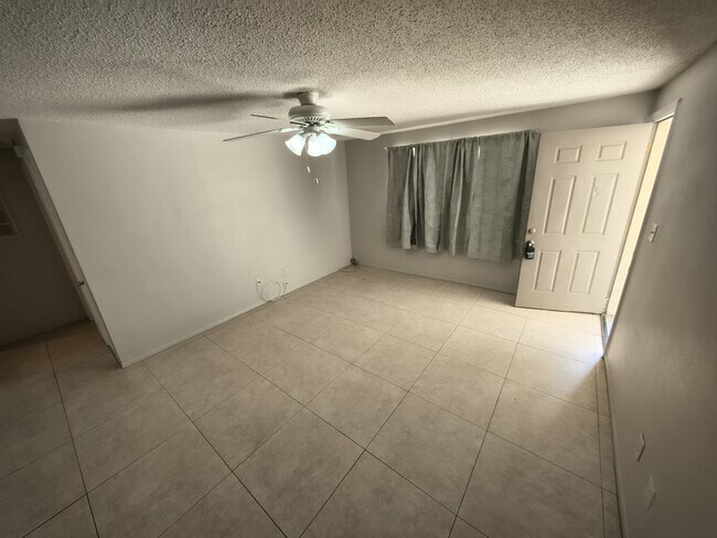 Building Photo - 561 Laura Ln