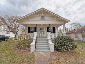 Building Photo - Charming Bungalow-Style Home Available Now