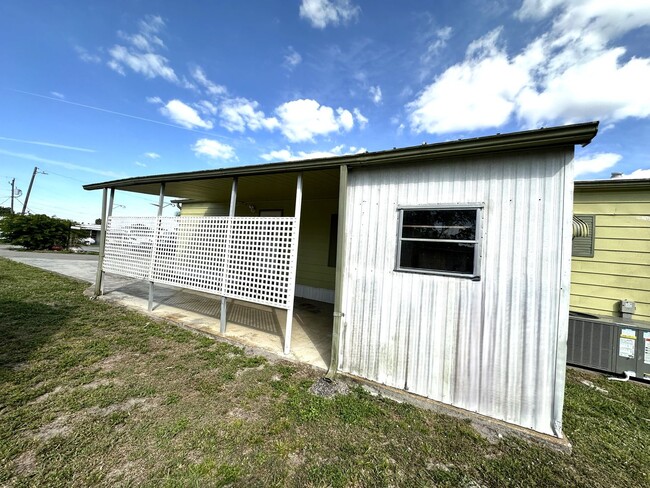 Building Photo - Cute and Quiet 2/2 in N. Ft. Myers