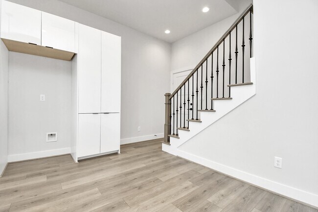 Building Photo - 313 Charlock St