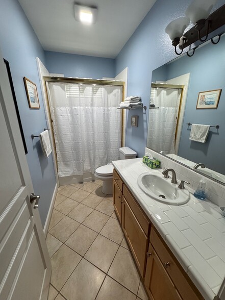 2nd bathroom - 4365 Troost Ave