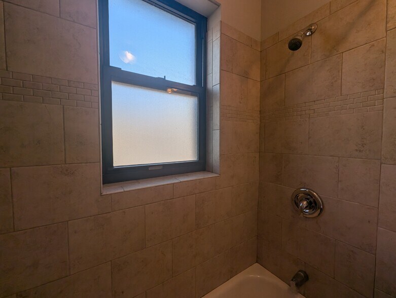 Building Photo - 3732 N Pine Grove Ave