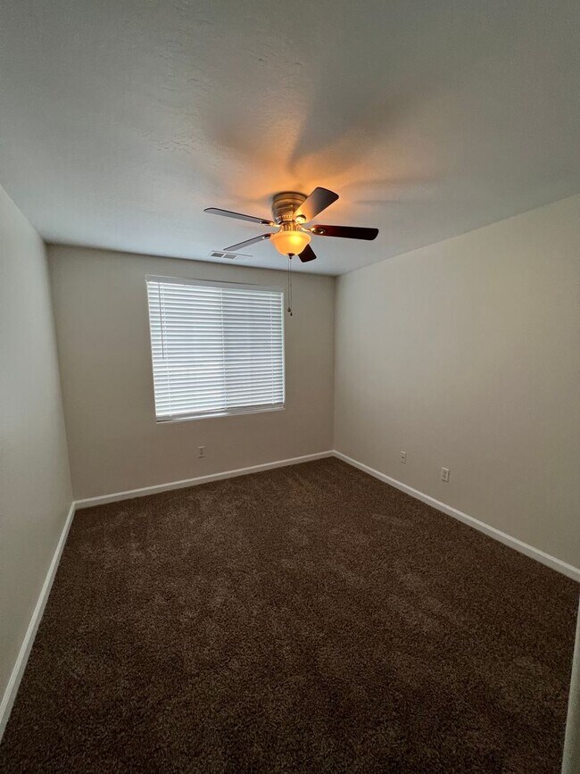 Building Photo - Spacious SW Bakersfield home!