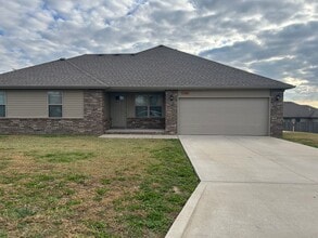 Building Photo - 3 Bedroom Duplex- Republic