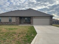 Building Photo - 3 Bedroom Duplex- Republic