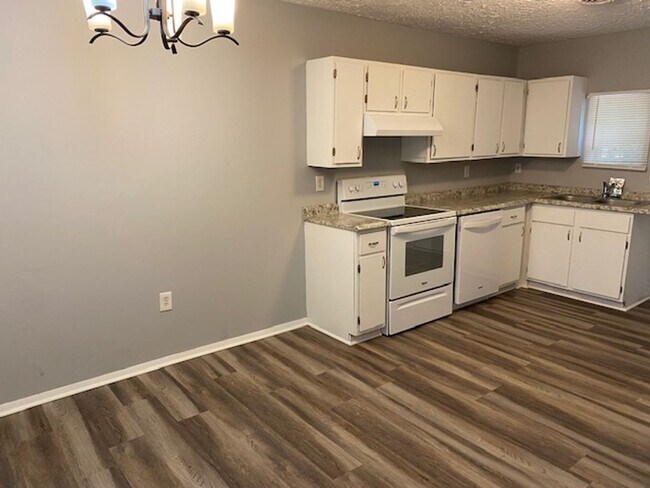 Building Photo - Maryville 37803 - 2-bedroom, 1-bath Duplex for Rent in Blount County - Call Chad Weeks (865) 567-...