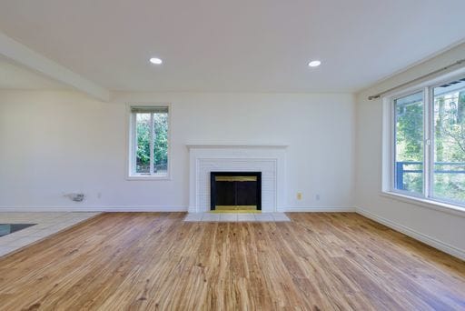 Building Photo - Modern Remodeled 2BR Duplex with Garage in Prime Shoreline Location