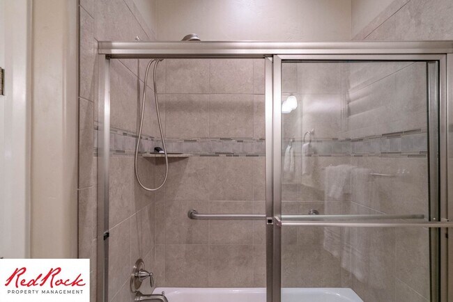 Building Photo - Stunning 2 Bedroom Fully Furnished Home. Community Pool & Mini Golf!