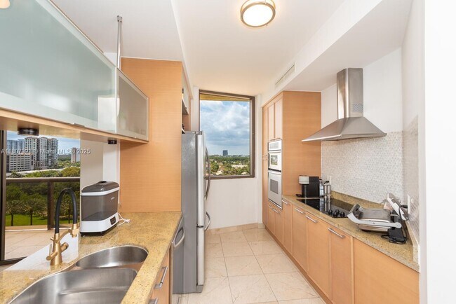 Building Photo - 16275 Collins Ave