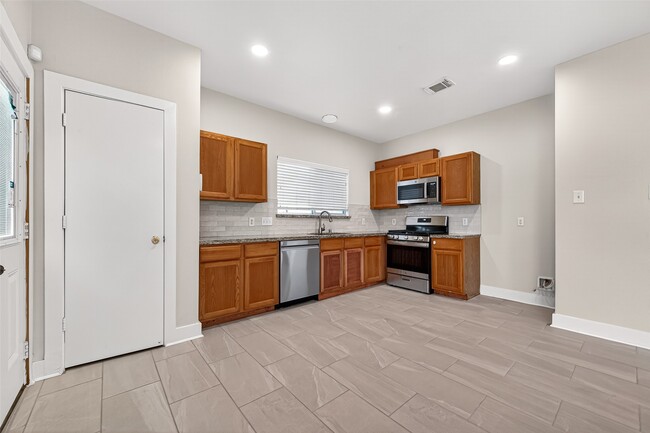 Building Photo - 6247 Settlers Lake Cir E