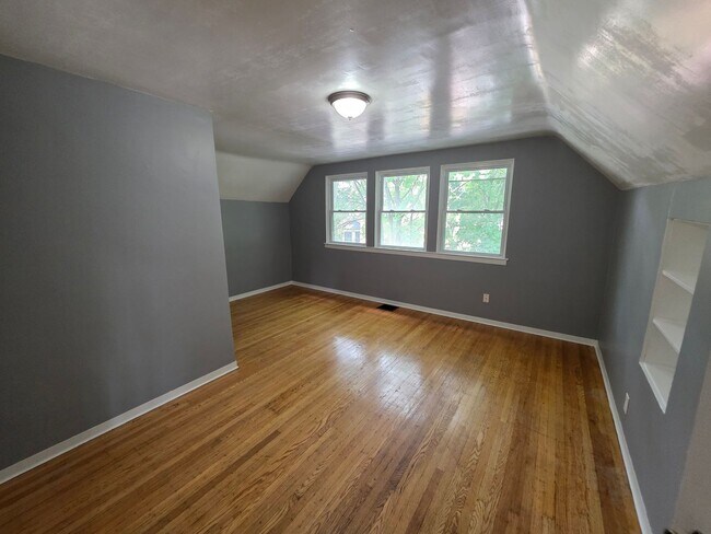 Building Photo - Large Single Family House Available Now 3 to 4 Beds 1.5 Bath over 2000 SQ FT