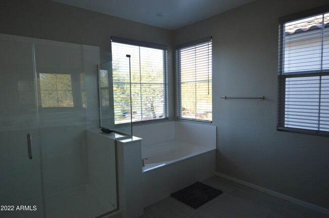 Building Photo - 1326 W Coyote Dr