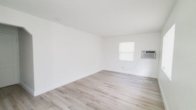 Building Photo - Coming Soon! 2 Bedroom, 1 Bathroom Home fo...