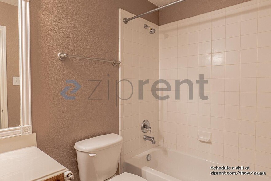 Building Photo - 11853 Del Rio Dr