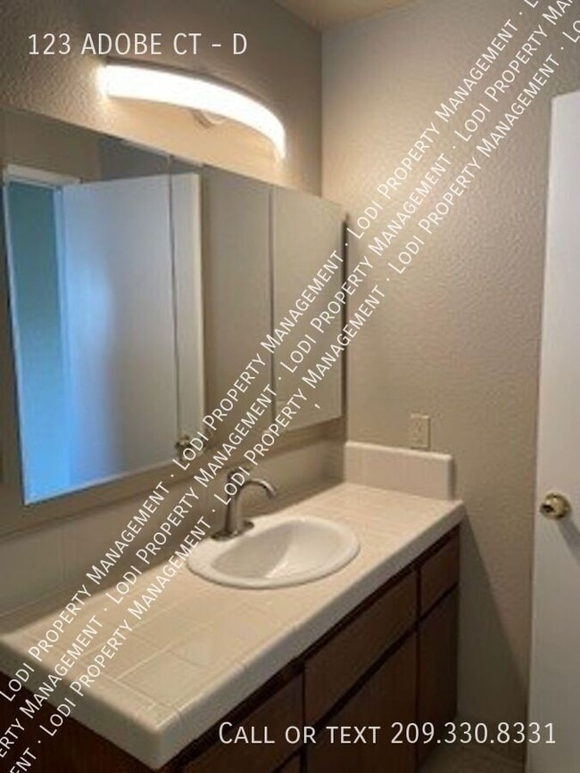 Building Photo - 123 Adobe Ct