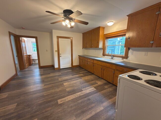 Building Photo - 573 Spruce St