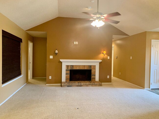 Building Photo - Cozy Home Near Hwy 75 with beautiful patio!