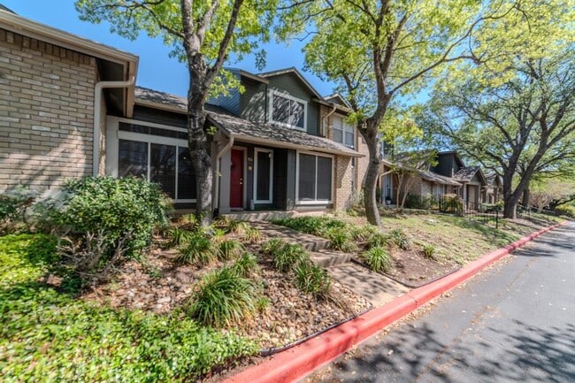 Building Photo - 1015 E Yager Ln