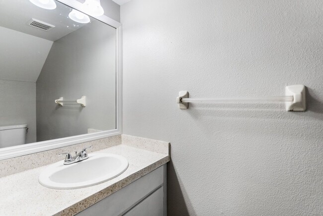 Building Photo - 2bedroom 1.5 Bath Town home ** January Ren...