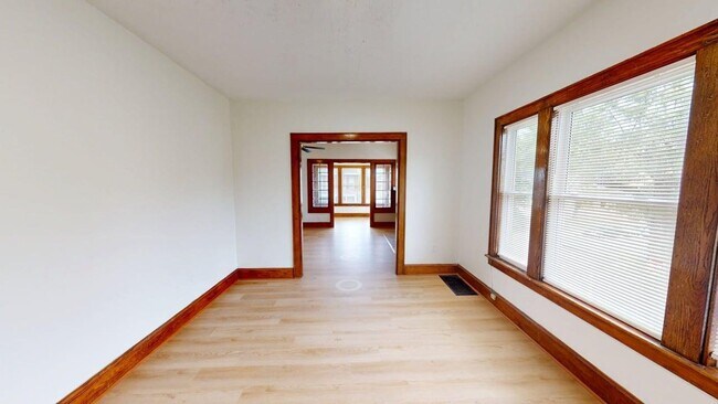 Building Photo - 978 1/2 Linwood Ave
