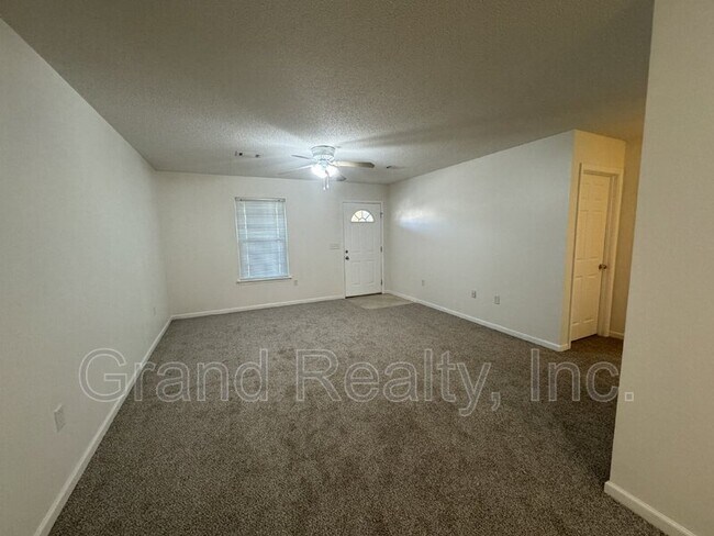 Building Photo - 1015 Peakview Dr