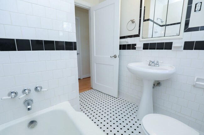 Building Photo - -- AVAILABLE NOW! 4 BED 2 BATH HOME IN POPULAR LAKESIDE --