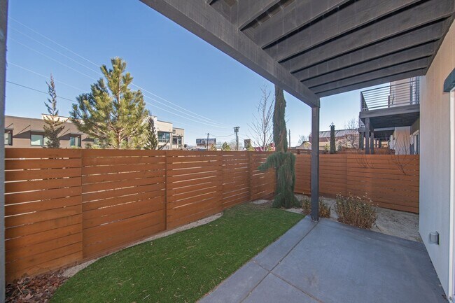 Building Photo - Downtown Executive Furnished Townhouse
