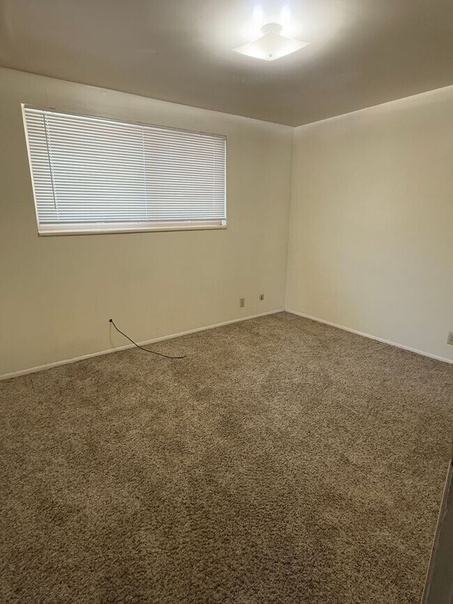 Building Photo - 2 Bed 1 Bath Orem Apartment by Orem Library AVAILABLE NOW! JUNE RENT FREE