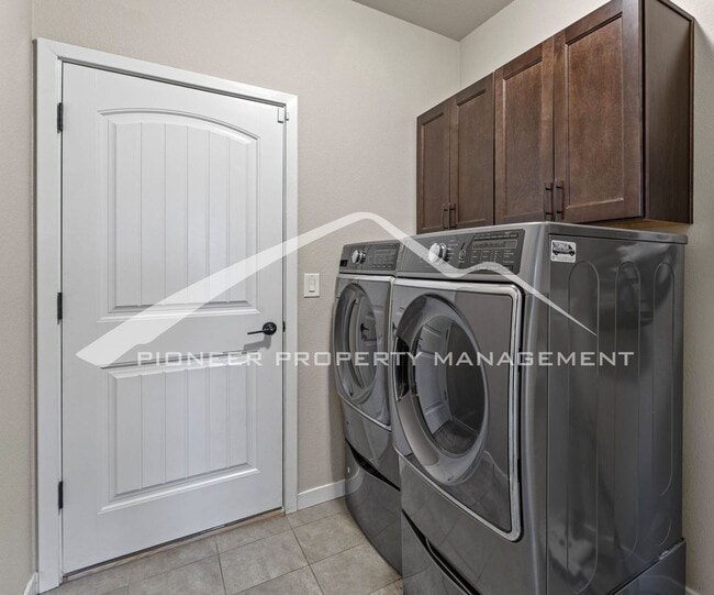 Building Photo - Luxury, Main Floor Ranch Home with EV Char...