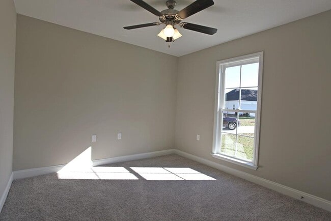 Building Photo - Stunning 4-Bedroom Home with Modern Amenit...