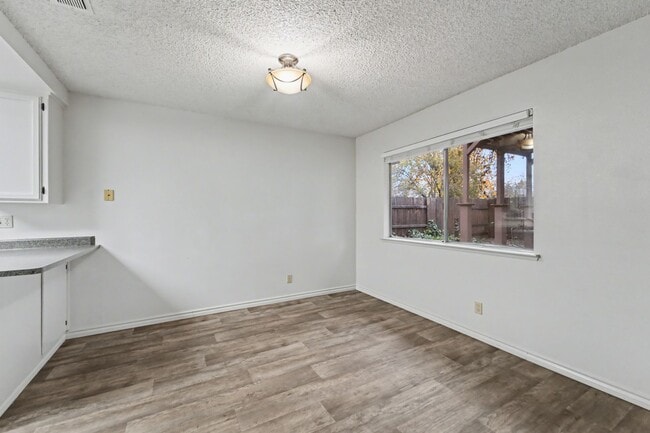 Building Photo - Sweet 3-Bedroom With a Fireplace Vibe