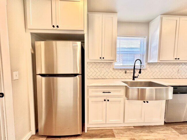 Building Photo - 4 Bed Spacious Midwest city House