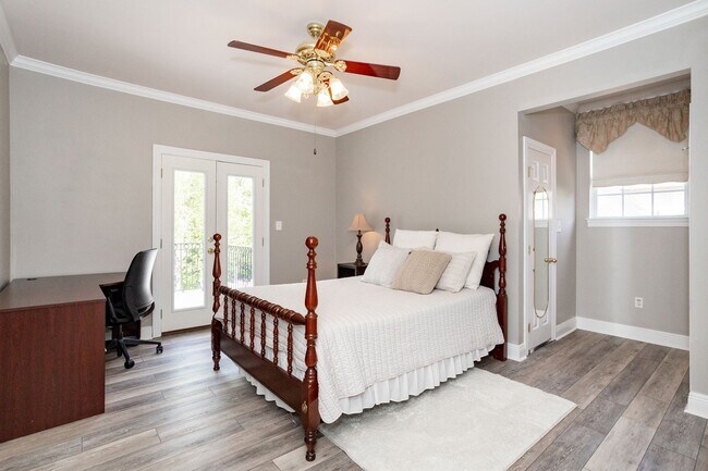 Building Photo - Historic Highland Road Beauty with Bayou V...