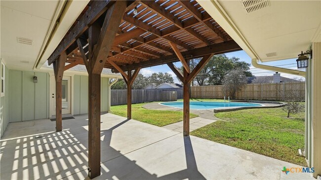 Building Photo - 1409 Highland Dr