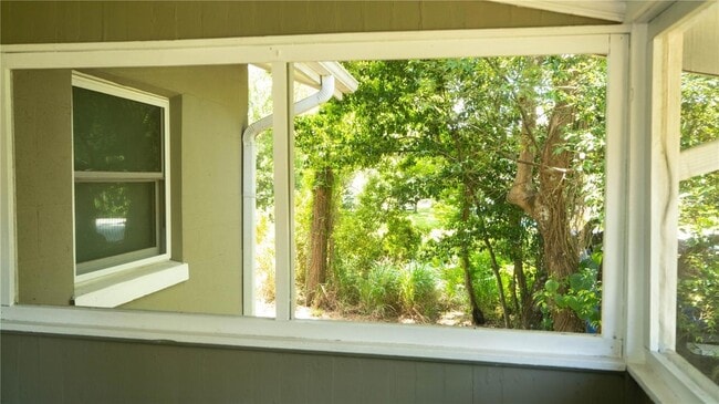 Building Photo - 2116 Henderson Dr