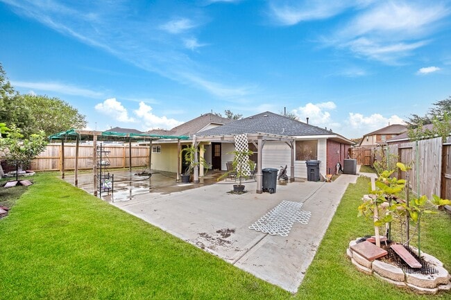 Building Photo - 10315 Kennewick Dr