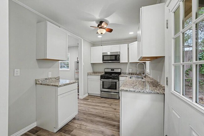 Building Photo - Cute & Clean Home with Large Fenced Yard Pet Friendly!