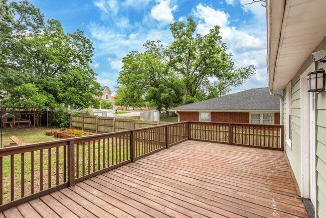 Building Photo - Cute 3 BR Bungalow with Backyard Oasis!
