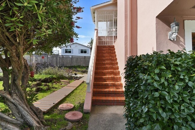 Building Photo - Spacious & Stylish Home in Pacifica’s Desirable Fairmont Neighborhood