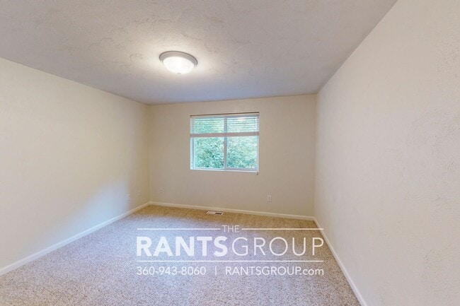 Building Photo - 4-bedroom, 2-bathroom Home with Green Belt in A Prime Location!