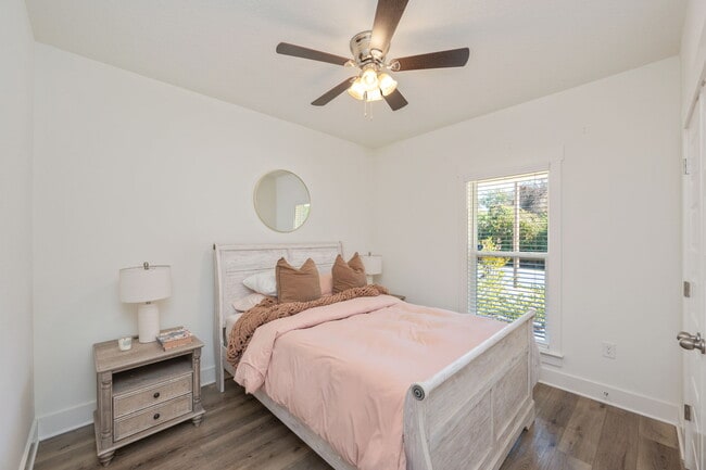 Building Photo - 807A Cedar Ave S