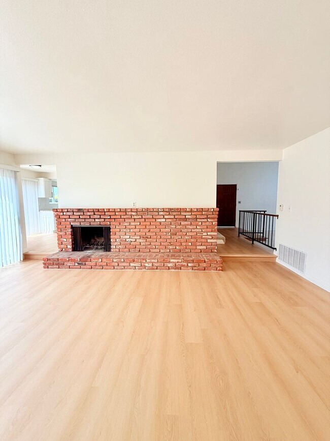 Building Photo - 3Bed/3Bath House Plus Office in South Torr...
