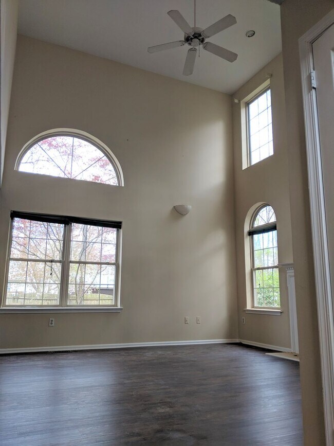 Building Photo - Spacious Single Family for Rent
