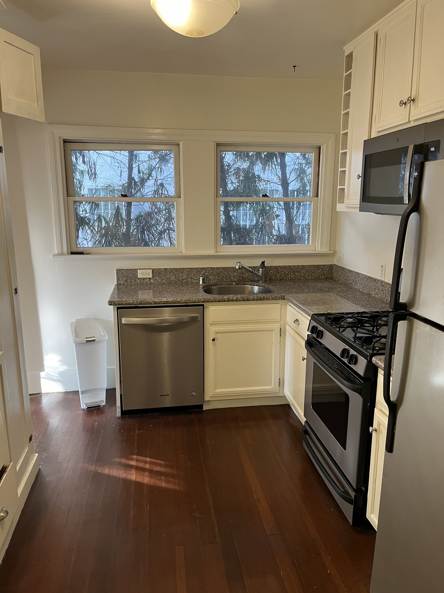 Building Photo - 504 N Heliotrope Dr