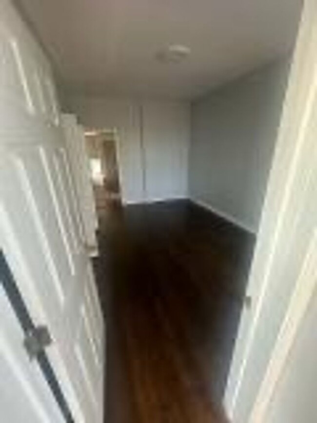 Building Photo - Large 3 bedroom 2 bathroom Condo with Cent...