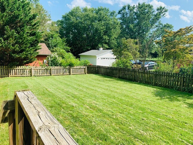 Building Photo - * RE-RENTAL AVAILABLE 10/30/25 *  3 Bedroo...