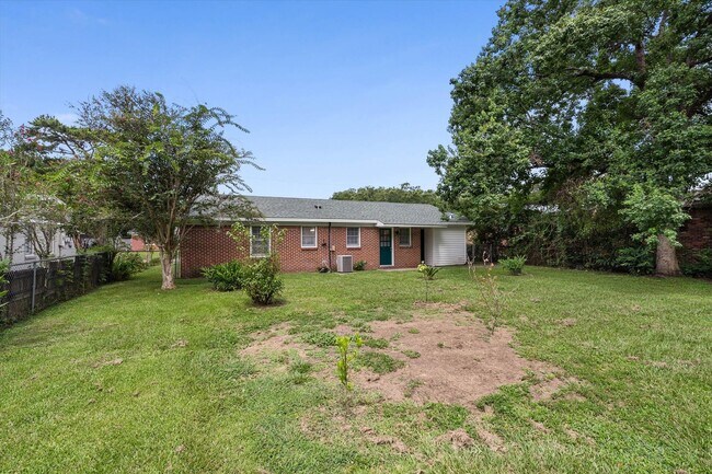 Building Photo - Charming 3-Bedroom Home with Fenced Yard – Convenient Location!