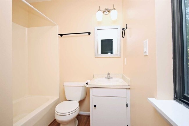 Building Photo - 2 Bedroom Condo in Birnam Wood