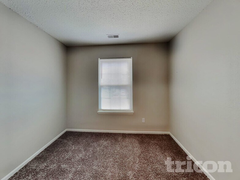 Building Photo - 644 Meadows Edge Ln