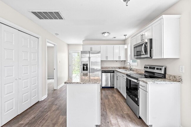 Building Photo - Dog Friendly Three Bedroom!